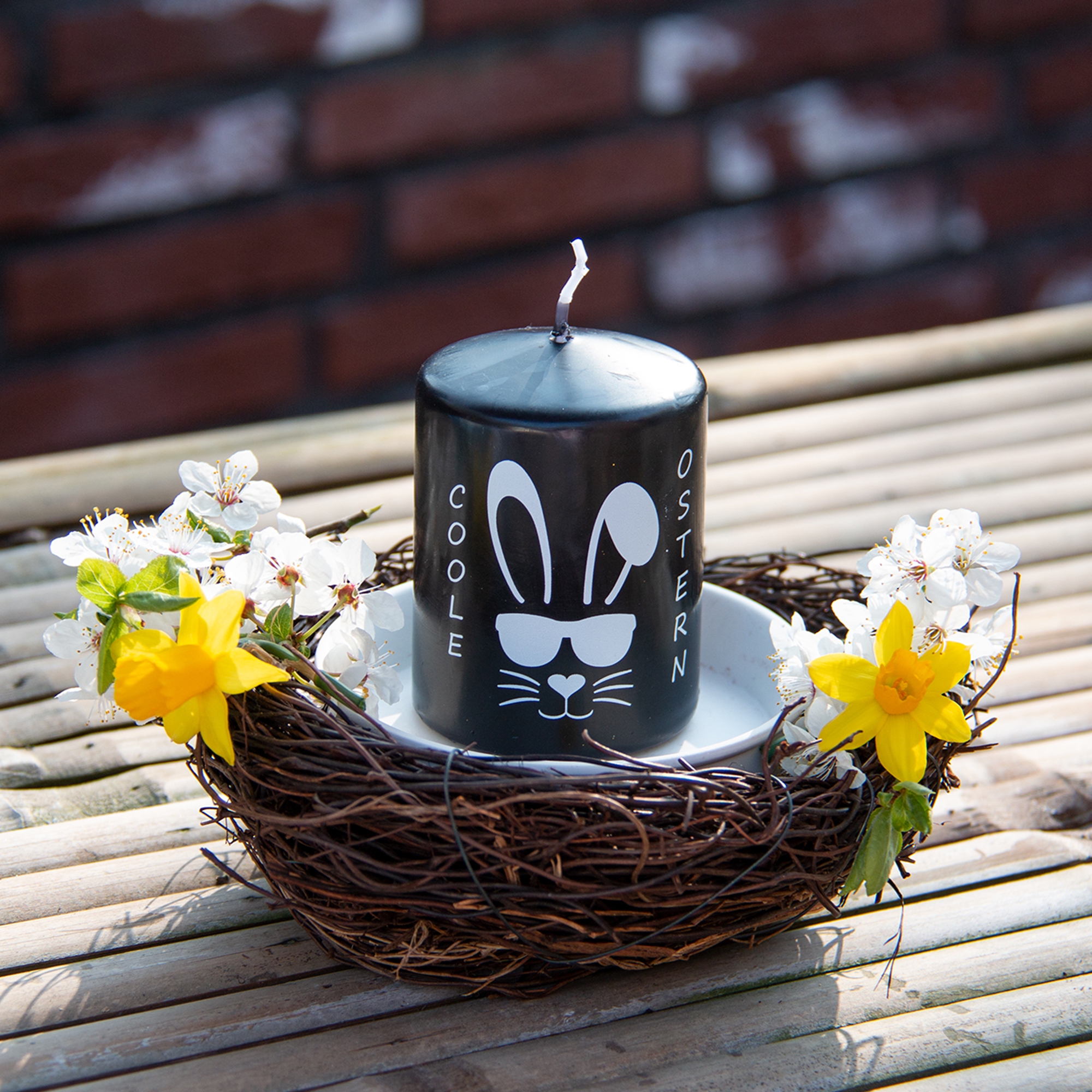 Stumpenkerze Schwarz "Coole Ostern"