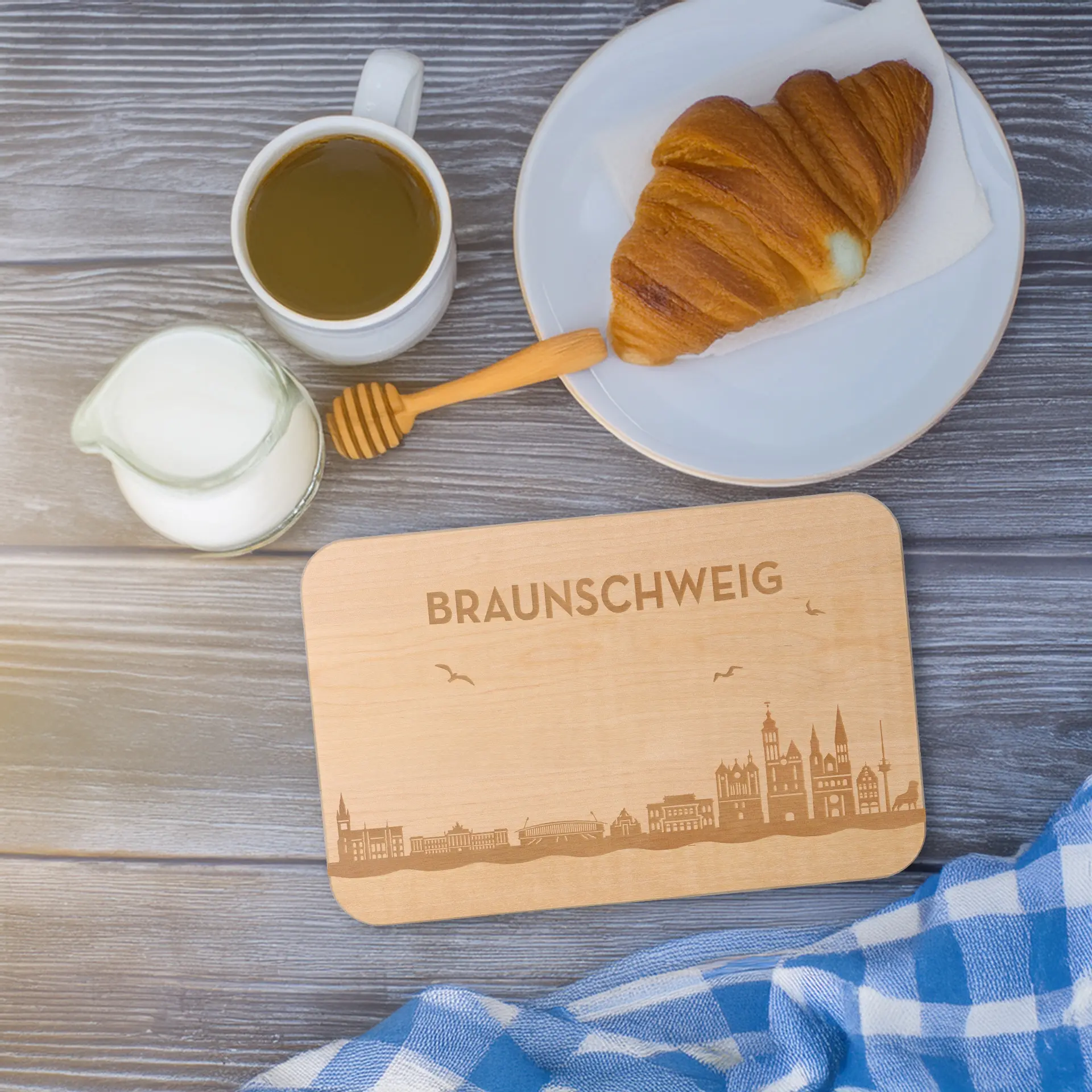 Croissant, Milch, Kaffee, Holzbrett, Braunschweig