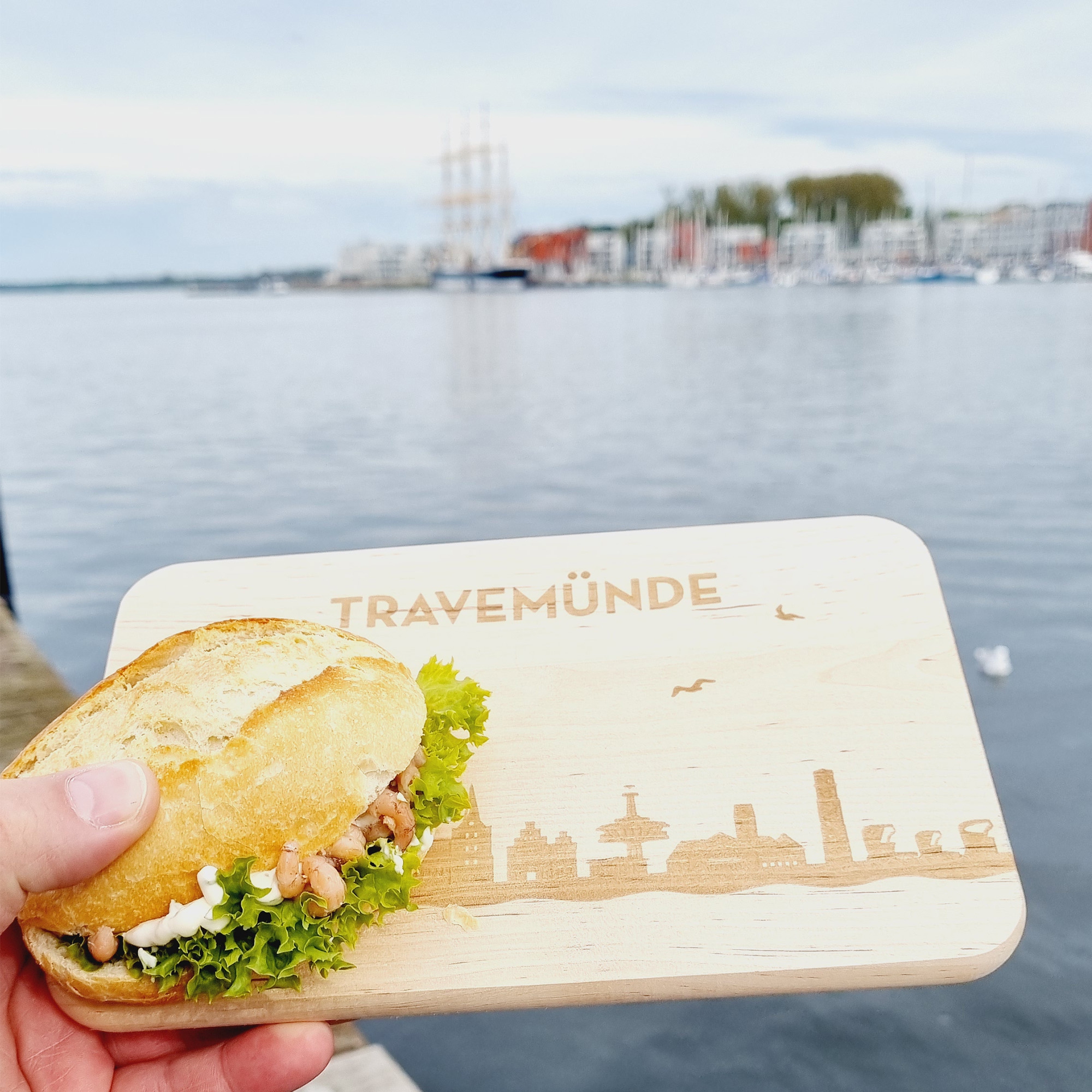 Frühstücksbrett Skyline Travemünde Burger, Essen, Präsentation des Essens, Person