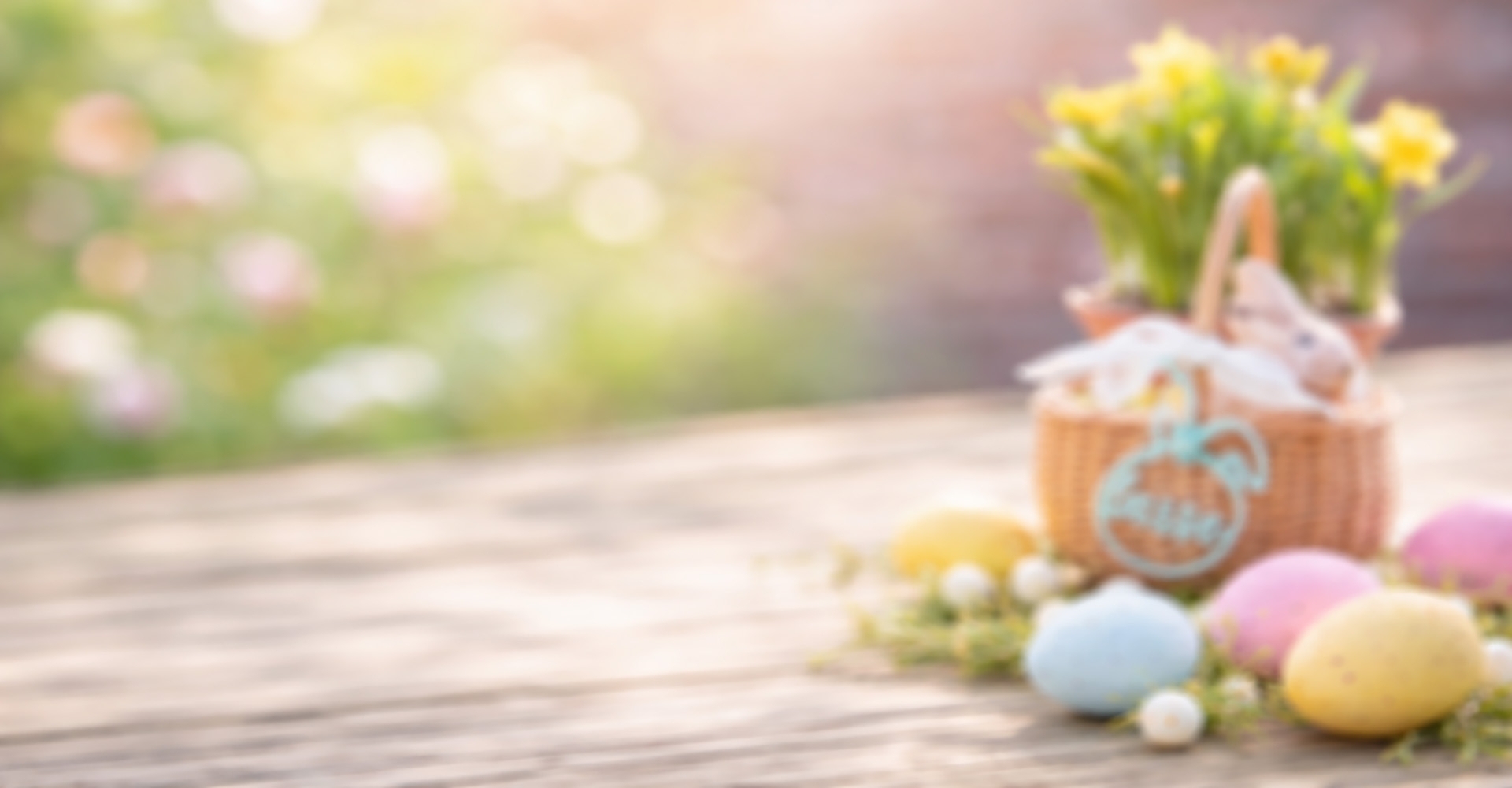 f4f003db54871427b9d3e293f36064b2aa364ebf Ostereier, Osterkorb, Frühlingsdekoration, Pastellfarben, Hintergrundunscharf