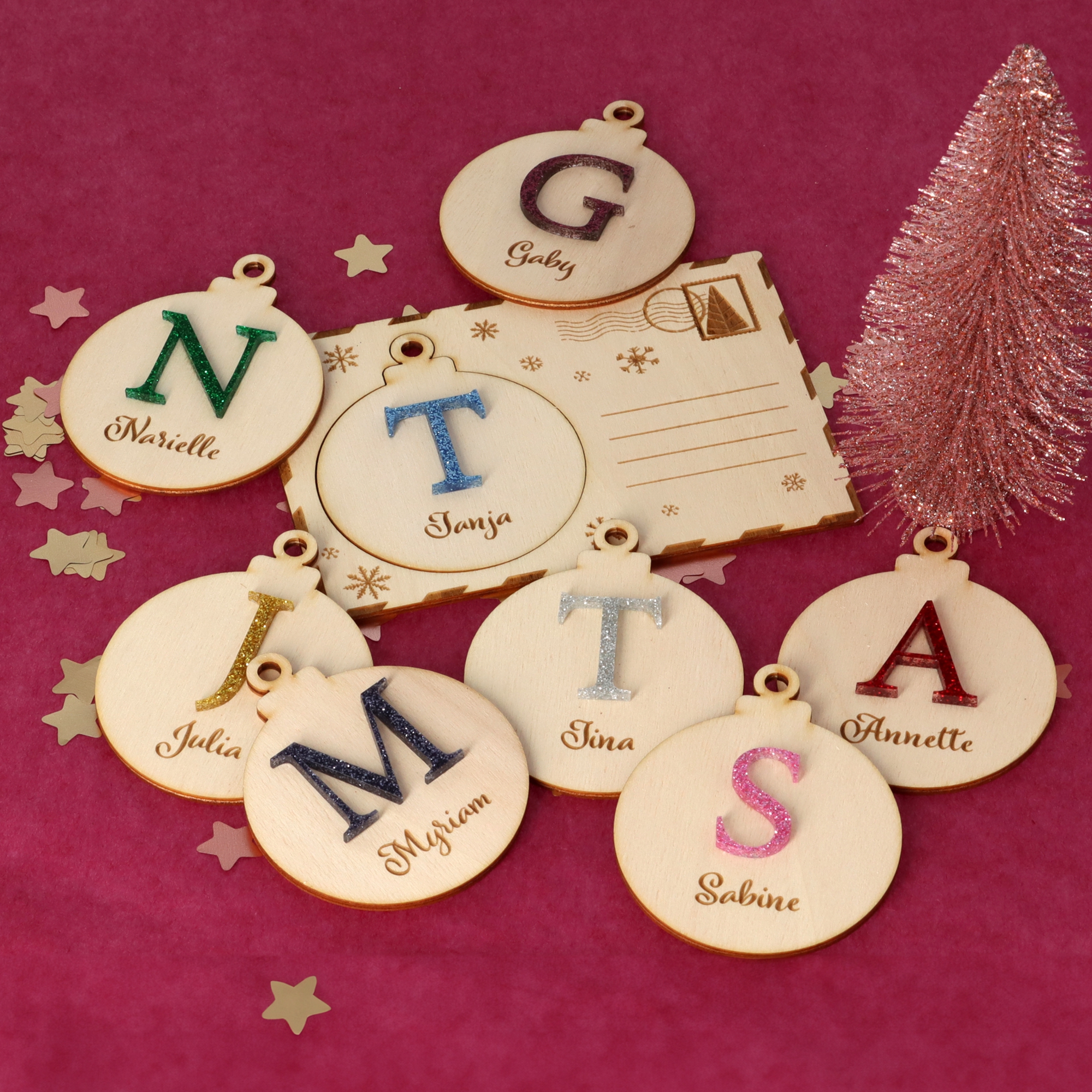 Holzpostkarte mit Weihnachtskugel Holzpostkarte mit Weihnachtskugel