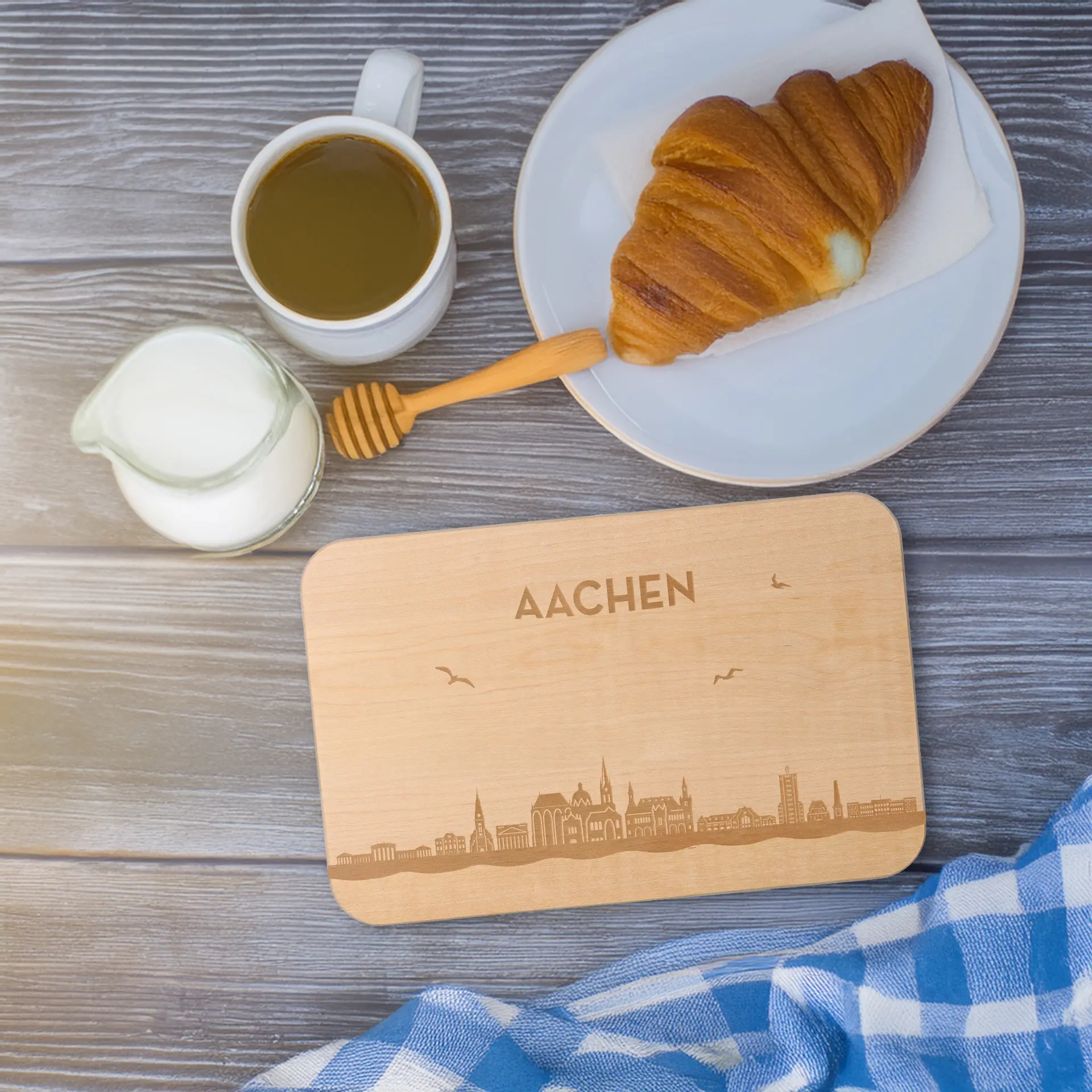 Croissant, Milch, Kaffee, Holzbrett, Aachen