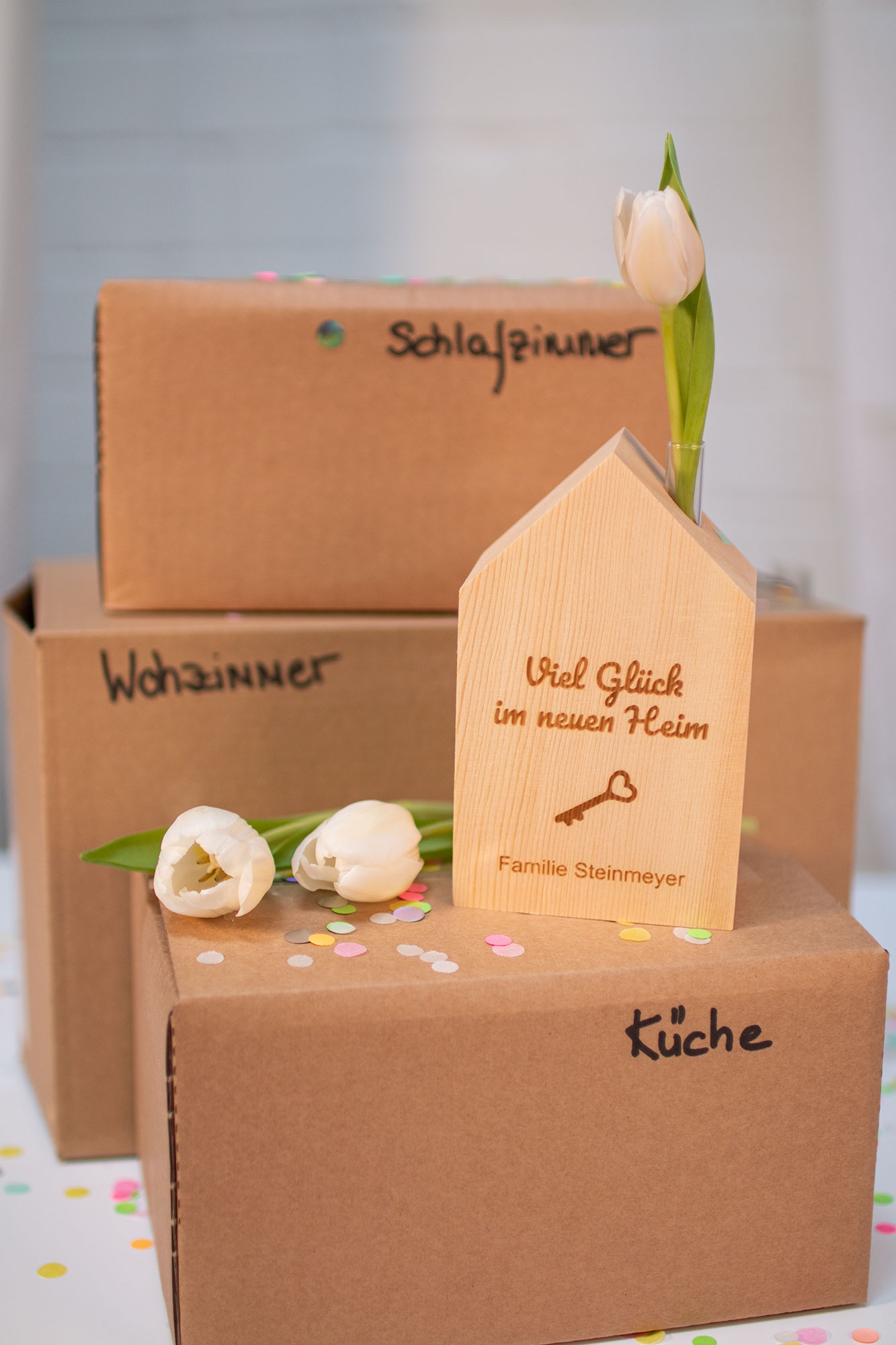 Haus mit Vase zum Einzug Haus mit Vase zum Einzug